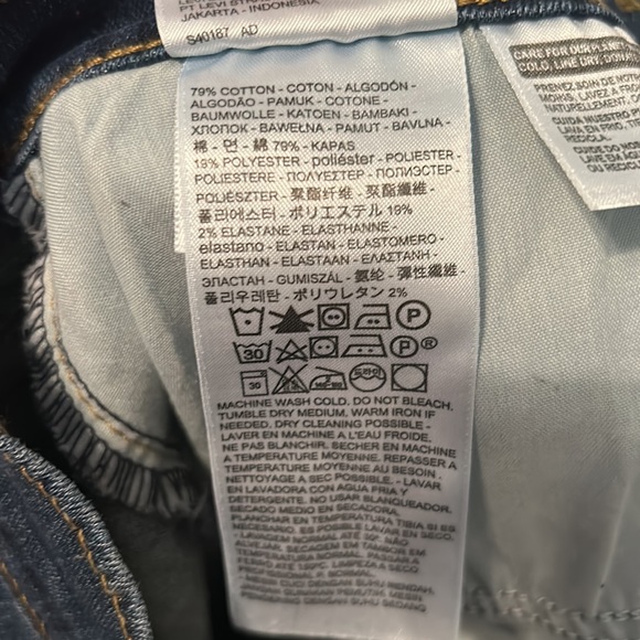 Levi’s size 31 boyfriend jeans. Rarely worn. Smoke free home! - Picture 7 of 7